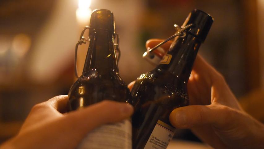 Bierkonsum trägt aufgrund von Kalorien und Alkohol zur Bauchfettbildung bei beiden Geschlechtern bei.