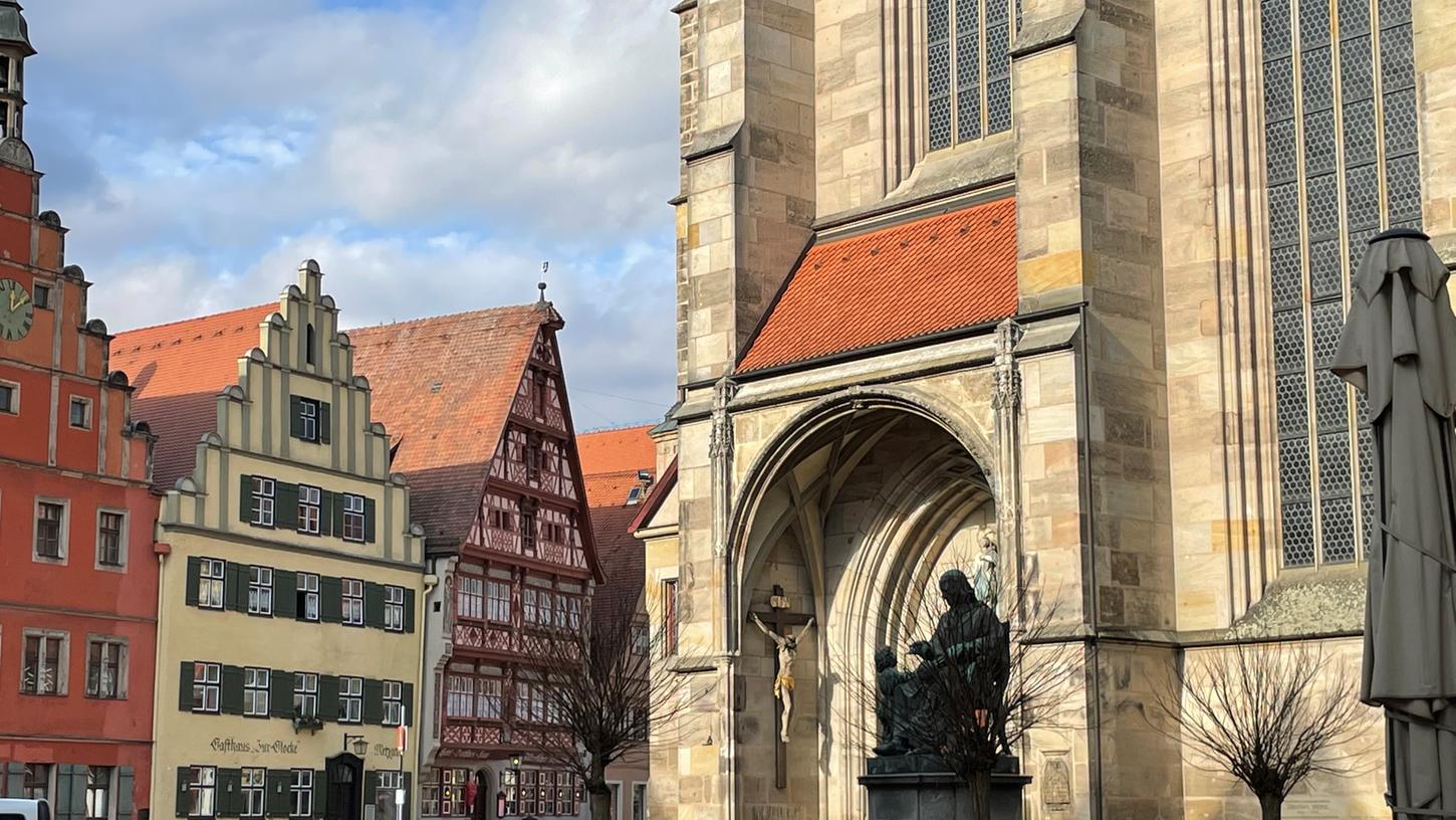 In der Dinkelsbühler Altstadt wurde ein Auto gefunden, das nicht nur der Polizei Rätsel aufgibt.