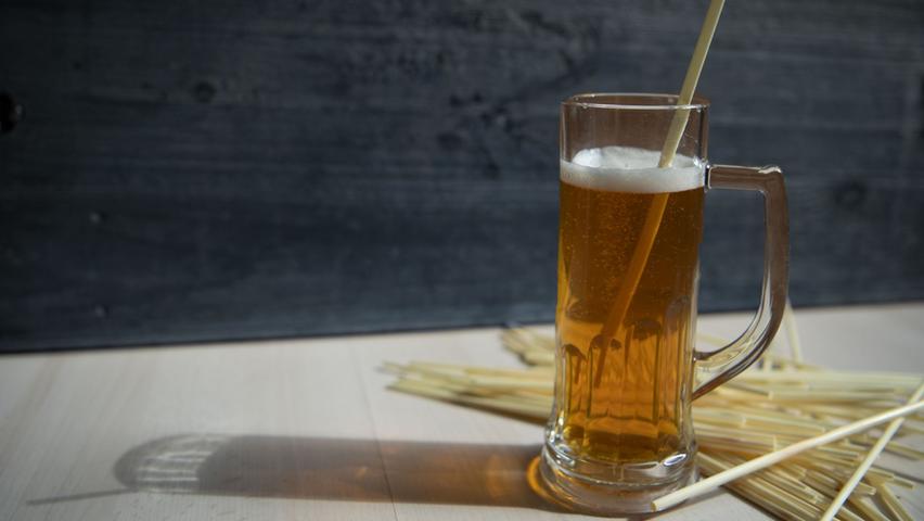 Um den Bodensatz im Bier zu vermeiden und das Bier direkt aus dem Fass zu trinken, wurde Bier traditionell durch Strohhalme konsumiert.