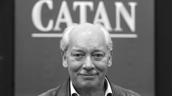 Der "Siedler von Catan"-Erfinder Klaus Teuber ist tot. Er starb im Alter von 70 Jahren "nach kurzer und schwerer Krankheit", wie die Catan GmbH und der Kosmos-Verlag mitteilten. Bis zuletzt habe er am dritten Band seiner zum Spiel passenden Romantrilogie gearbeitet.