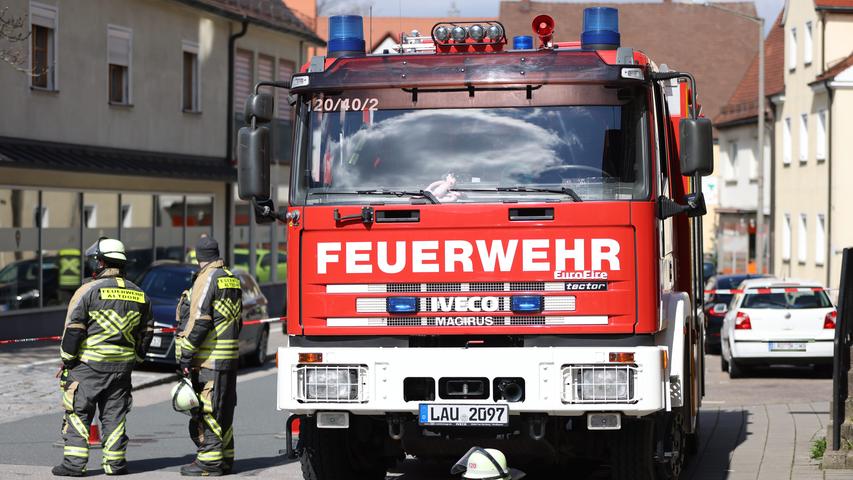Einsatzkräfte der Feuerwehr Altdorf bei Nürnberg sperrten die Unfallstelle ab.