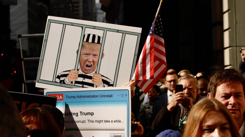 Kurz vor Verlesung einer historischen Anklage gegen den früheren US-Präsidenten Donald Trump in New York haben dessen Anhänger gegen das Verfahren protestiert. 