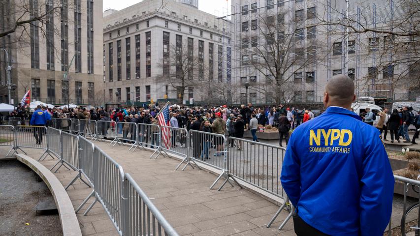 Dutzende Unterstützer des Republikaners versammelten sich am Dienstag in unmittelbarer Nähe des Gerichtsgebäudes in Manhattan.