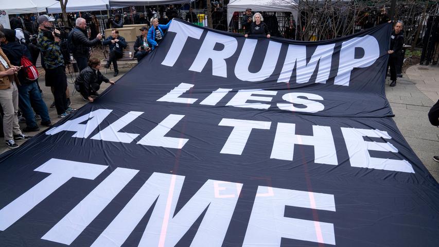 Andere Aktivisten hatten eine riesige Fahne vor Gericht ausgelegt mit der Aufschrift: "Trump lügt die ganze Zeit".