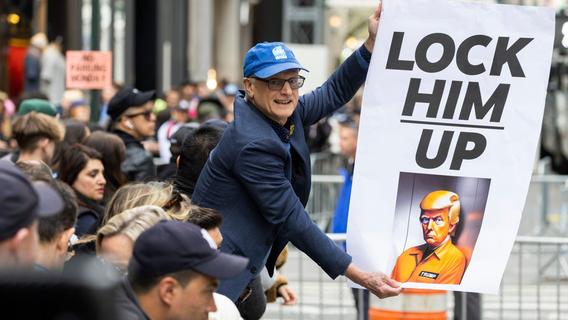 Ein Demonstrant hält ein Plakat vor dem Trump Tower in New York.