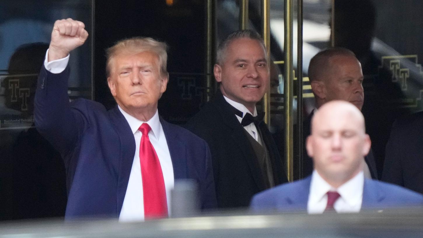 Ex-Präsident Donald Trump verlässt posierend den Trump Tower in New York.