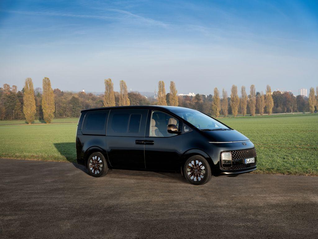 Sein Name setzt sich aus "Star" und "Ria" zusammen. "Star" soll auf zukunftsweisende Technologien hinweisen, "Ria" bezeichnet laut Hyundai in der Geographie ein längliches, ehemaliges Flusstal und nimmt Bezug auf die Stromlinienform des Fahrzeugs.