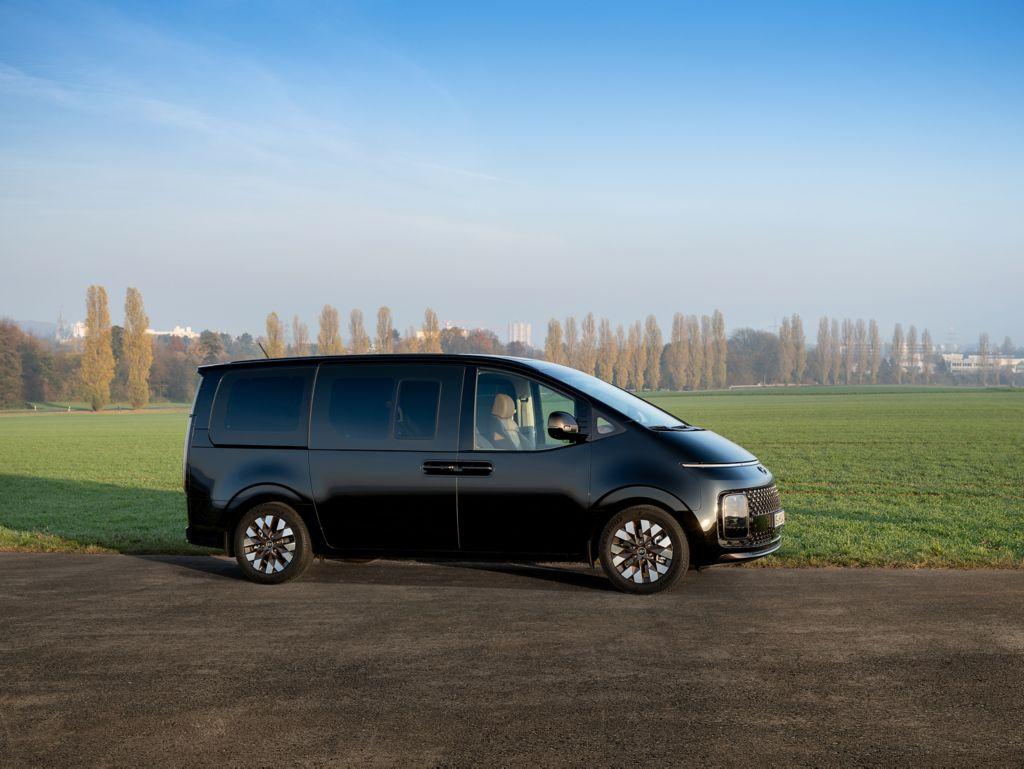 Der Zustieg in den Fond erfolgt über beidseitige Schiebetüren.