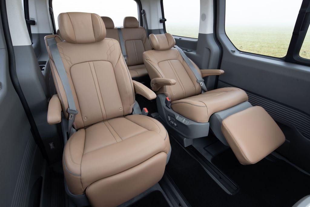 Beim Siebensitzer, der ausschließlich in der Top-Ausstattungslinie "Signature" angeboten wird, können die Einzelsitze in zweiter Reihe in Liegeposition gebracht werden.