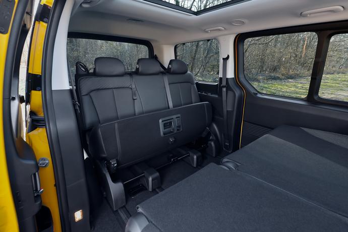 Beim Neunsitzer lässt sich die Sitzfläche hochklappen.