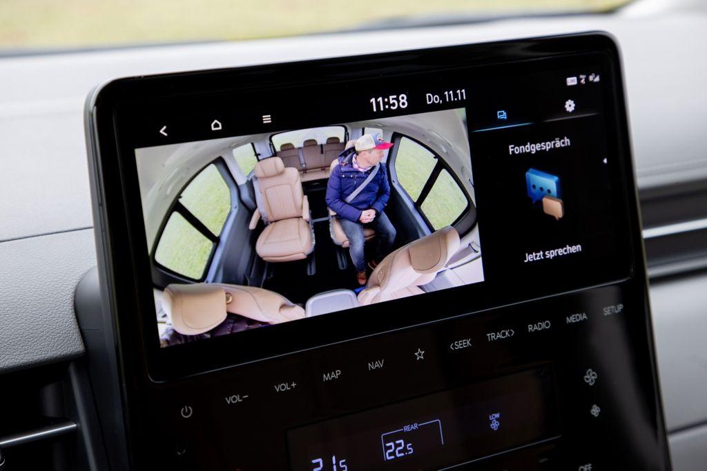 Die Option "Passenger View und Talk Modus" macht es möglich, die rückwärtigen Mitreisenden im Auge zu behalten und via Mikrofon und Lautsprecher mit ihnen zu kommunizieren.