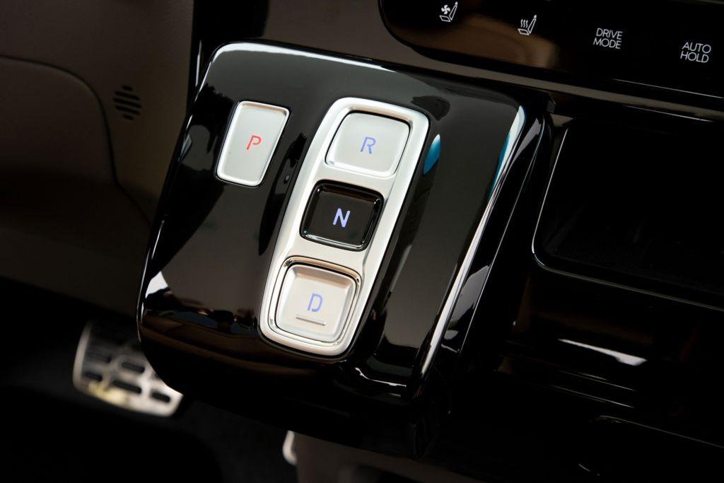 Serienmäßig ist eine Achtgangautomatik verbaut.