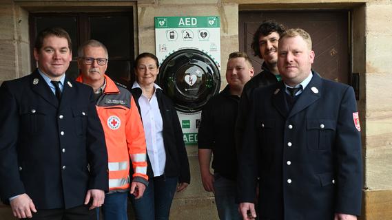 Leben retten: Am Vacher Feuerwehrhaus gibt es jetzt einen Defibrillator