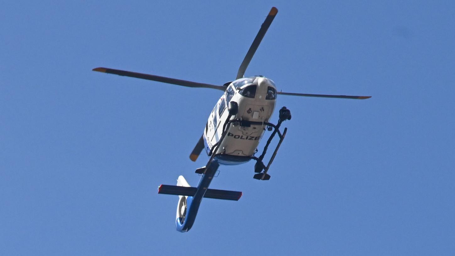 Ein Polizeihubschrauber fahndete über Cham nach zwei flüchtenden Unbekannten. Ein Polizeihubschrauber fahndete über Cham nach zwei flüchtenden Unbekannten.