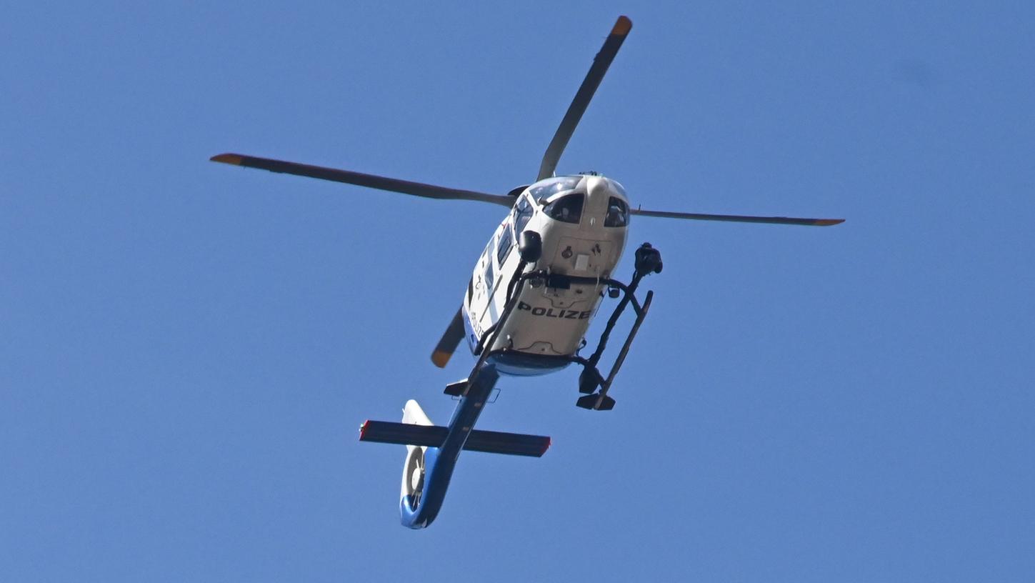 Ein Polizeihubschrauber fahndete über Cham nach zwei flüchtenden Unbekannten.