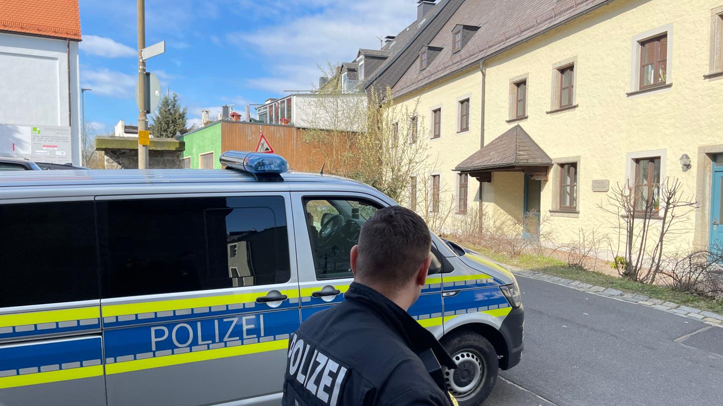 Am Dienstagmorgen (05.04.2023) fanden Angestellte einer Kinder- und Jugendhilfe-Einrichtung in Wunsiedel die Leiche eines Mädchens. Am Dienstagmorgen (05.04.2023) fanden Angestellte einer Kinder- und Jugendhilfe-Einrichtung in Wunsiedel die Leiche eines Mädchens.