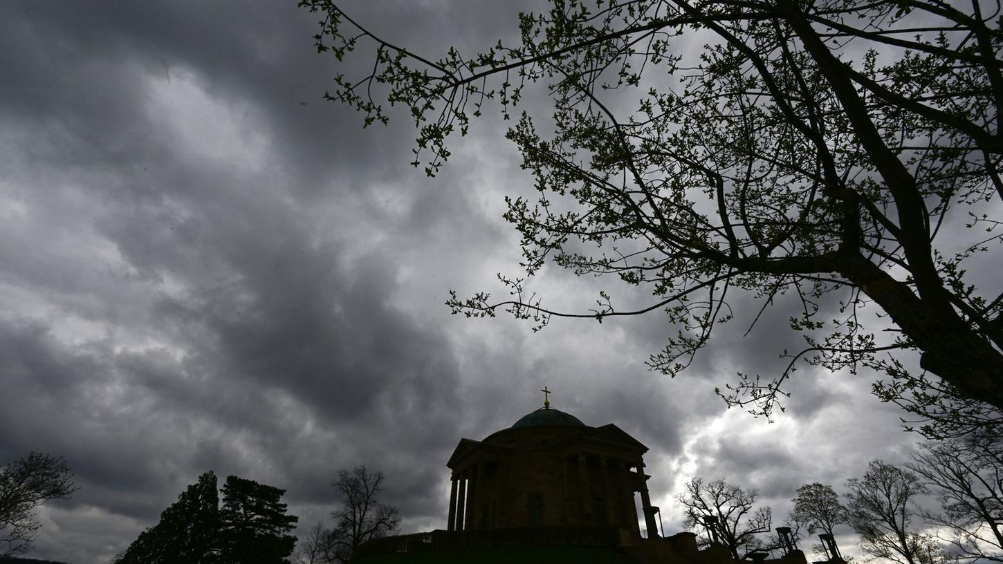 Dunkle Wolken über der Grabkapelle auf dem Württemberg in Stuttgart. Dunkle Wolken über der Grabkapelle auf dem Württemberg in Stuttgart.