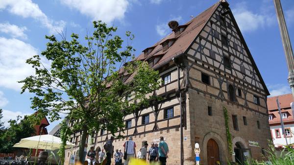 Mit dem Hopfenland und der einzigen kommunalen Brauerei Deutschlands ist Spalt ein kleines Mekka für Bierfans - und das HopfenBierGut ist für sie erste Anlaufstelle. Von Dienstag bis Sonntag bietet das interaktiv gestaltete Museum einen Ausflug in die Geschichte der Bierbrauerei, sonntags um 11 Uhr finden regelmäßig Führungen samt kleiner Verkostung statt. Und wer es noch interaktiver mag, kann in der Bierwerkstatt bei den mehrmals im Monat stattfindenden Kursen sein eigenes Bier brauen.