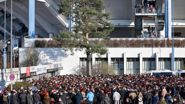 Kurz vor Anpfiff kam die Nachricht, dass sich die Fans noch ein wenig gedulden müssen. Der Grund: Das ausverkaufte Max-Morlock-Stadion sei gerade mal zur Hälfte gefüllt gewesen. Aus Sorge vor hektischen Fans am Eingang, die sich noch möglichst pünktlich zum Anpfiff ins Stadion drängen würden, wurde der Anpfiff kurzer Hand um eine halbe Stunde nach hinten verschoben.