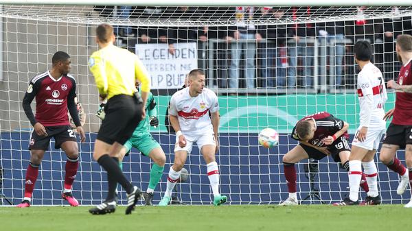 Zum ersten Mal richtig brenzlig wurde es in der sechsten Minute für den VfB. Nach chaotischen Zuständen im Stuttgarter Strafraum klären die Gäste zunächst den Ball. Nürnberger steht aber gut und zieht ab. Der Schuss scheint gefährlich nah, doch Hübner steht im Fünfer im Weg und blockt den Schuss versehentlich.