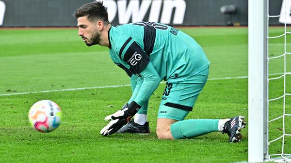 Nach gut 25 Spielminuten kommt dann der FCN wieder zu einem Abschluss. Duah zieht von rechts in den Strafraum und tunnelt den Abwehrmann Ito. Bredlow nimmt den Ball jedoch ohne Mühe in Empfang.