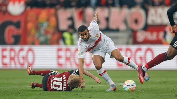 Auch bei der darauffolgenden Ecke wirkt alles noch etwas unrund im Nürnberger Tor und der Club bekommt den Ball nur mit Mühe aus der eigenen Hälfte.