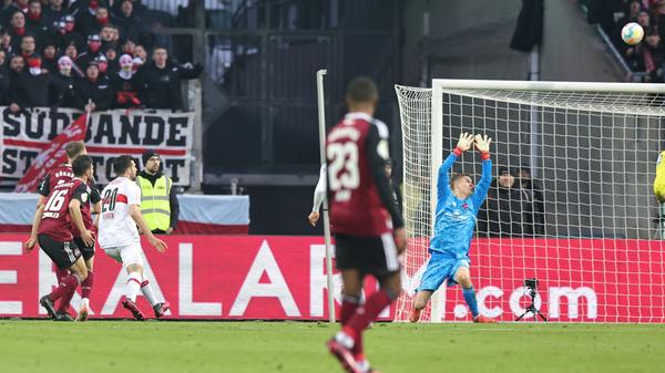 Großes Luftschnappen bei den Club-Fans in der 63. Minute. Vindahl lässt einen Distanzschuss nach vorne abprallen. Der Nachschuss von Stuttgart geht dann aber weit übers Tor.