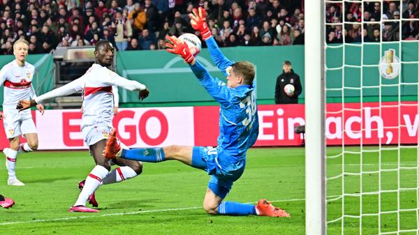 Die erste große Chance der zweiten Hälfte gehört den Gästen aus Stuttgart. Vindahl pariert nach einer Ecke in der 51. Minute den Kopfball kann auch den Nachschuss entschärfen.