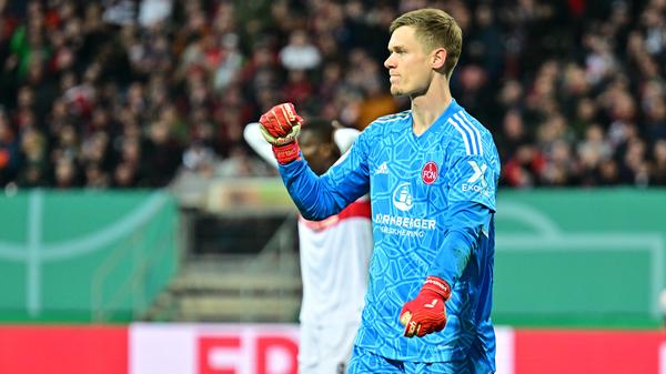 Doppelchance von Stuttgart in der 71. Spielminute. Vindahl pariert zuerst den Distanzschuss, aber der VfB bleibt dran und setzt nochmal nach. Aber kein Vorbeikommen am Club-Torwart, der immer stärker wird.