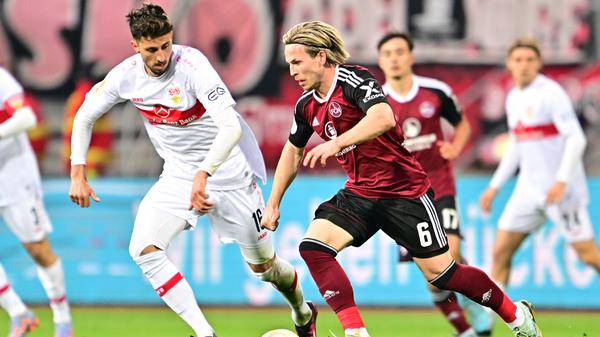 Auch wenn sich der Club verbittert wehrt, die zweite Hälfte gehört deutlich den Gästen aus Stuttgart, die in der Schlussphase immer mehr Druck machen.