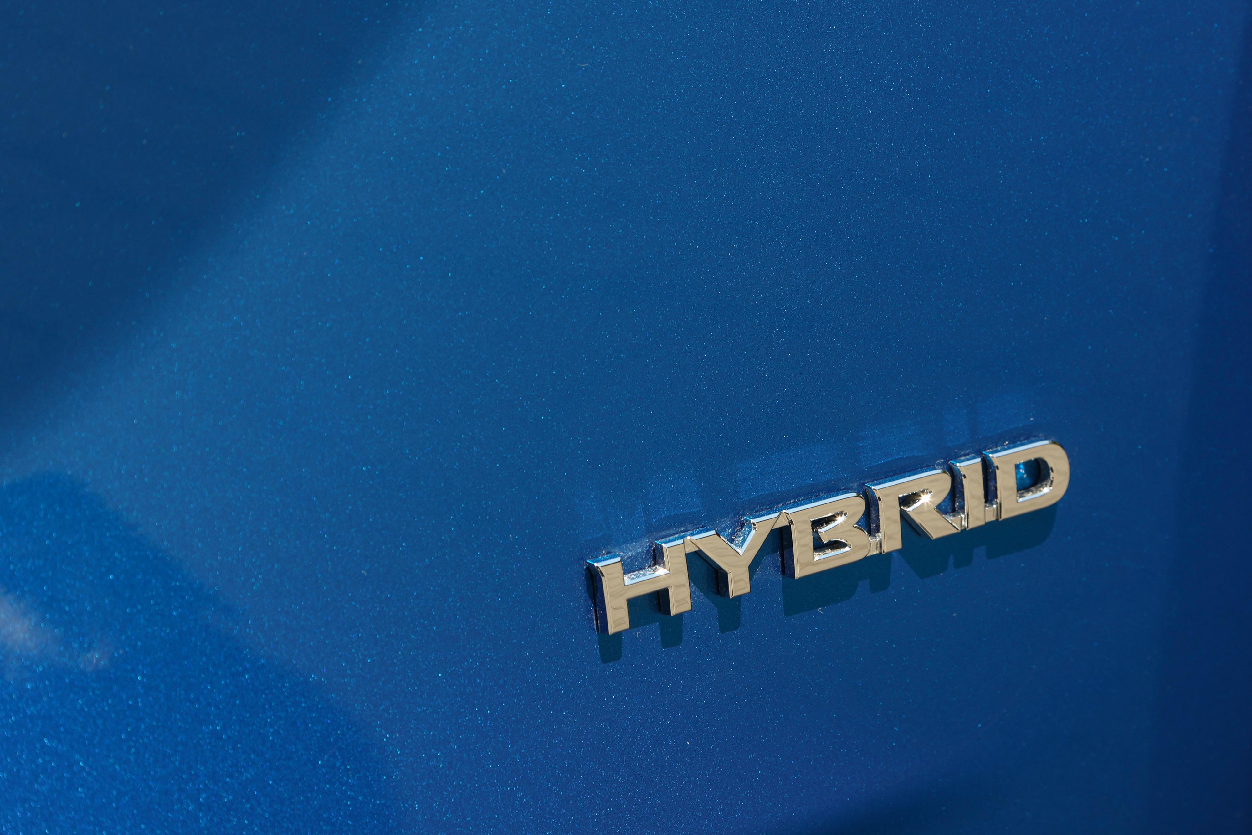 Die Hybridversion weist sich durch diesen Schriftzug aus.