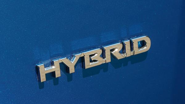 Die Hybridversion weist sich durch diesen Schriftzug aus.