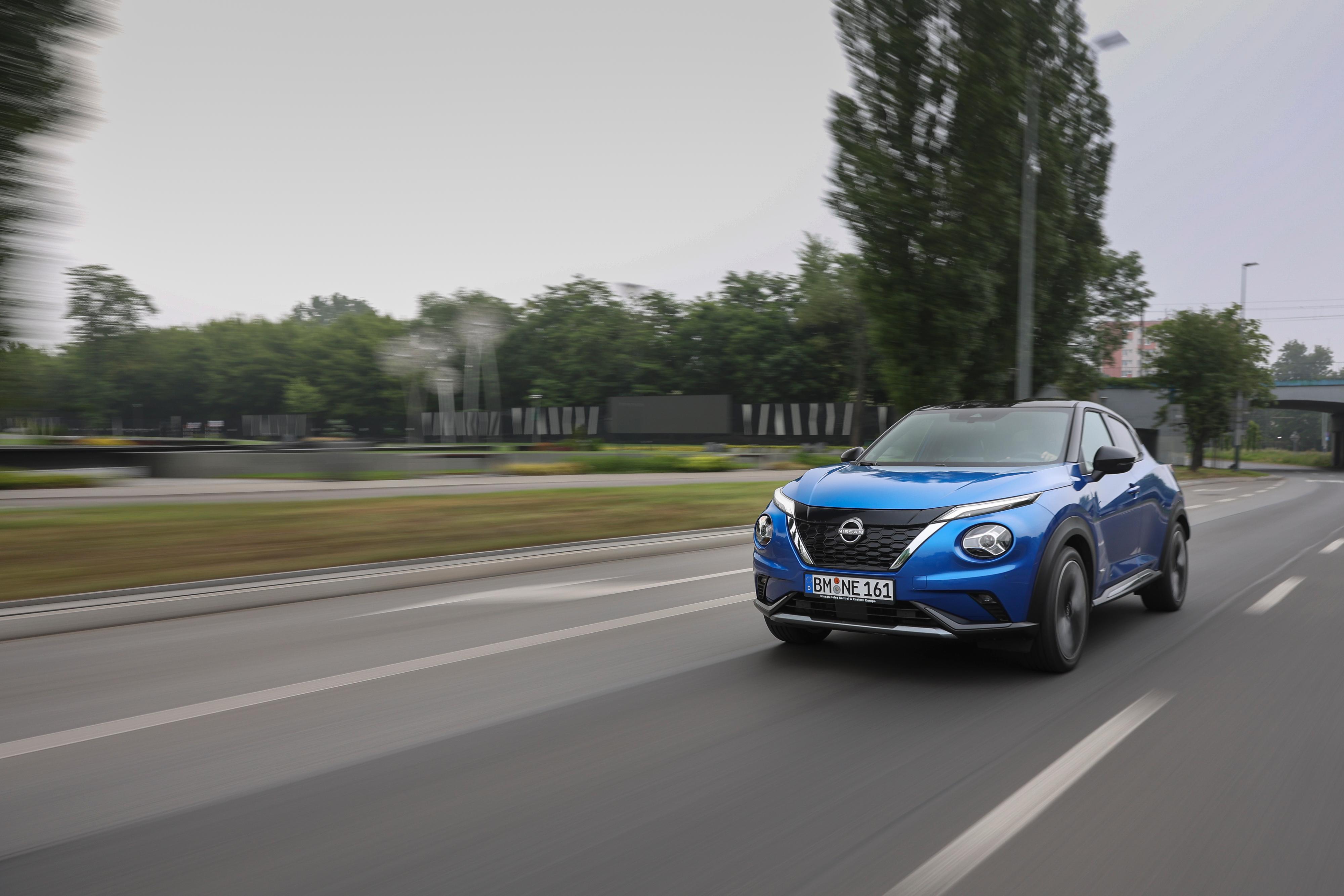 Das kleine 1,2-kWh-Akkupaket wird nicht extern mittels Kabel geladen, sondern während der Fahrt, via Rekuperation oder vom Verbrenner.