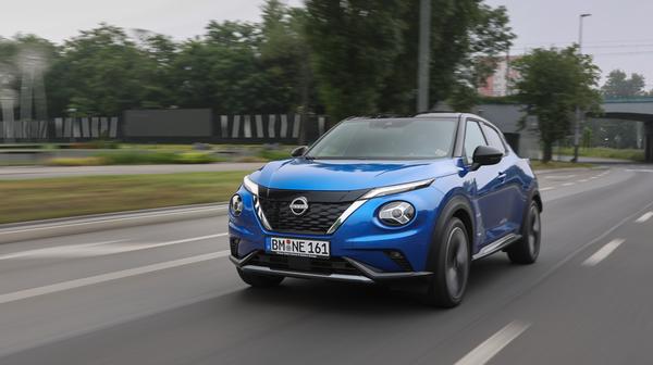 Das kleine 1,2-kWh-Akkupaket wird nicht extern mittels Kabel geladen, sondern während der Fahrt, via Rekuperation oder vom Verbrenner.