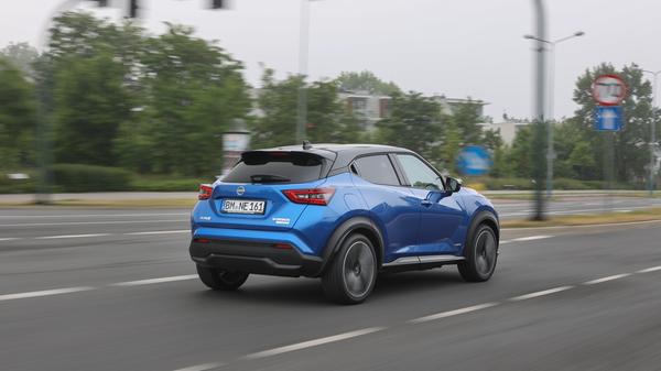 Der Hybrid-Juke fährt immer elektrisch an, sobald höhere Leistung abgefordert oder eine Geschwindigkeitsgrenze von etwa 50 km/h überschritten wird, greift der Benziner ein.