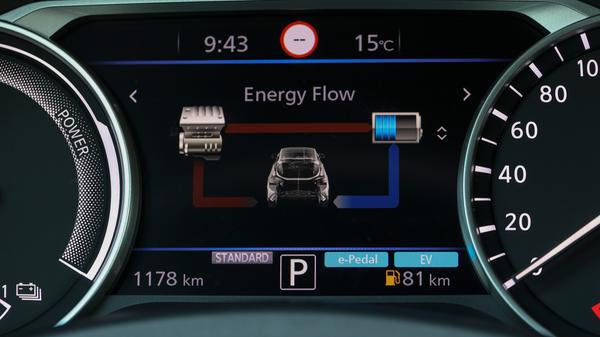 Die Energieflüsse sind am Fahrerdisplay zu verfolgen.