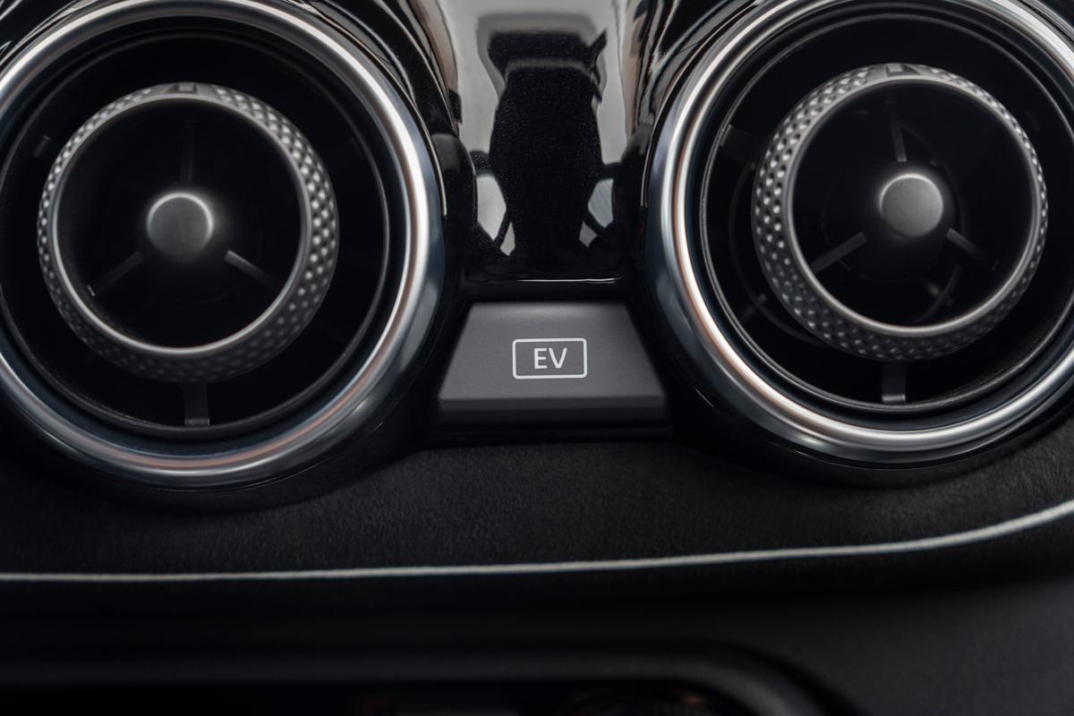 Der elektrische EV-Modus lässt sich auch per Tastendruck aktivieren. Allerdings schaltet sich der Verbrenner ziemlich bald zu.