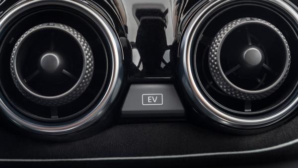 Der elektrische EV-Modus lässt sich auch per Tastendruck aktivieren. Allerdings schaltet sich der Verbrenner ziemlich bald zu.