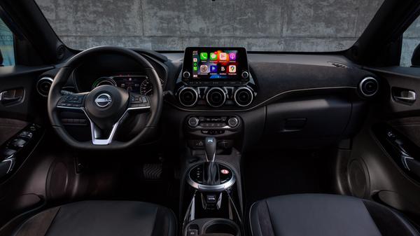 Zwei klassische Rundinstrumente nehmen ein kleines Display in die Mitte, das die wichtigsten Fahrinformationen liefert. Über dem voluminösen Rund der Lüftungsdüsen baut sich ein Touchscreen auf.