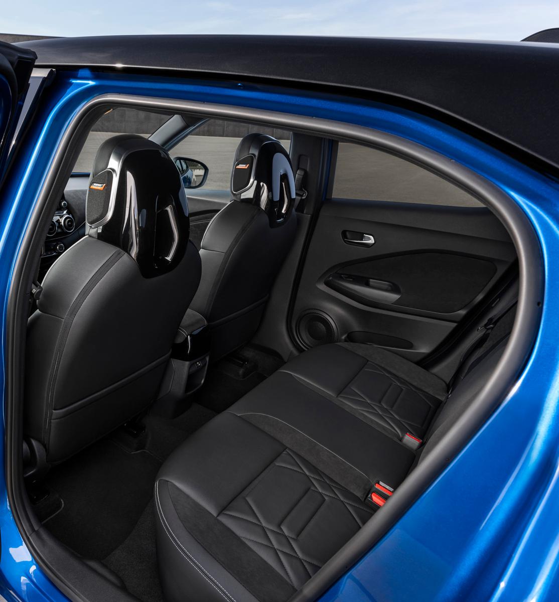 Bedingt durch die hohe Gürtellinie geht es im Fond etwas "höhlenartig" zu.