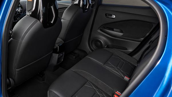 Bedingt durch die hohe Gürtellinie geht es im Fond etwas "höhlenartig" zu.