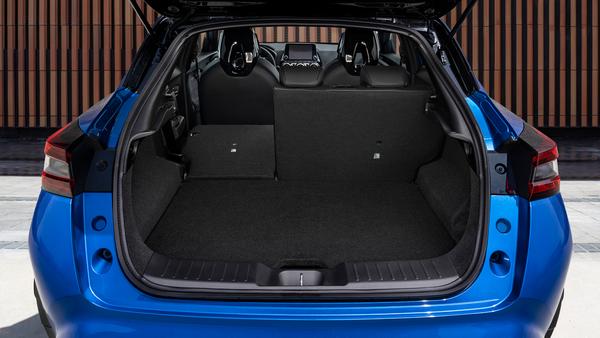 Das 354 bis 1237 Liter große Gepäckabteil des Hybrid-Juke hat gegenüber der Benzin-Version 68 Liter an Stauraum eingebüßt, des Platzbedarfs der Batterie wegen.