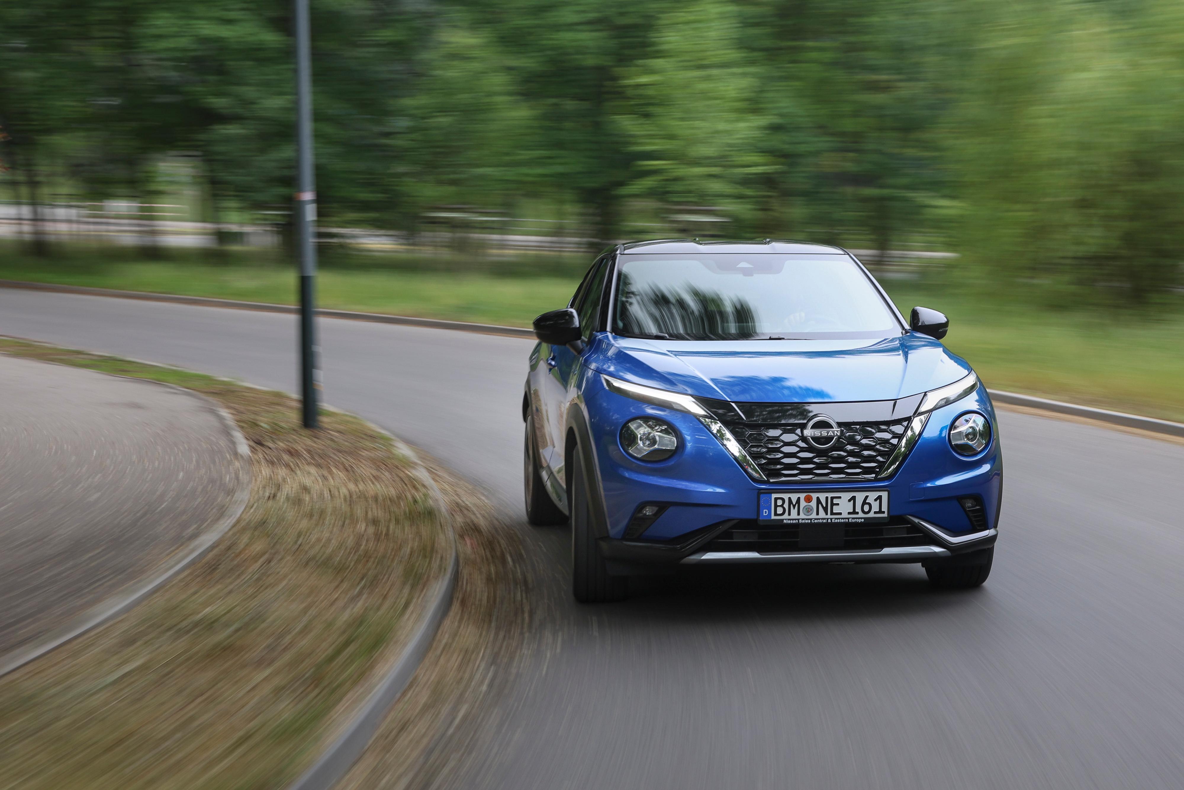 Somit beträgt der Einstiegspreis 29.990 Euro. Gegenüber dem vergleichbar ausgestatteten nichtelektrifizierten Modell 1.0 DIG-T (dann schon mit Doppelkupplungsgetriebe) bedeutet das einen Zuschlag in Höhe von 3200 Euro.