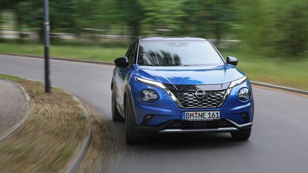 Somit beträgt der Einstiegspreis 29.990 Euro. Gegenüber dem vergleichbar ausgestatteten nichtelektrifizierten Modell 1.0 DIG-T (dann schon mit Doppelkupplungsgetriebe) bedeutet das einen Zuschlag in Höhe von 3200 Euro.