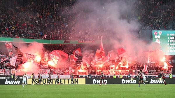 Über das ganze Spiel hinweg, heizten die mitgereisten Stuttgart-Fans buchstäblich ein.