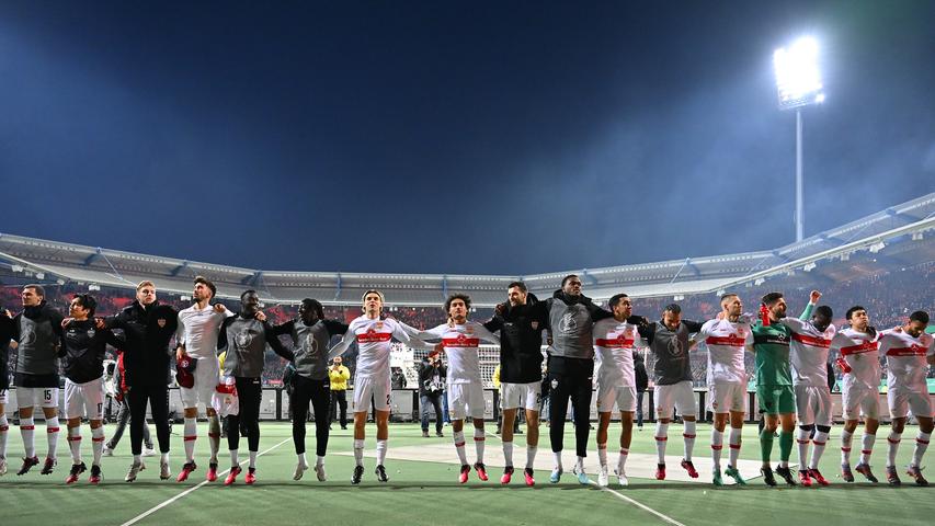 Nach dem Abpfiff war bei den Gästen aus Stuttgart Jubeln angesagt. Die Spieler bedankten sich bei ihren mitgereisten Fans.