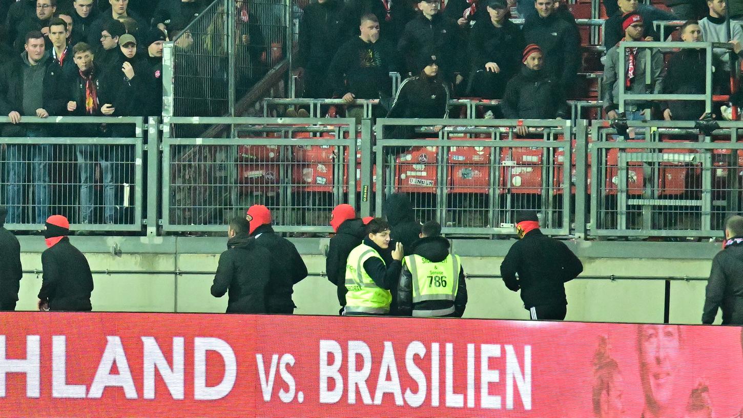 Ende eines Pokalabends: Clubfans prügeln sich im Stadion mit Polizei, Ordnern und Gästeanhang.