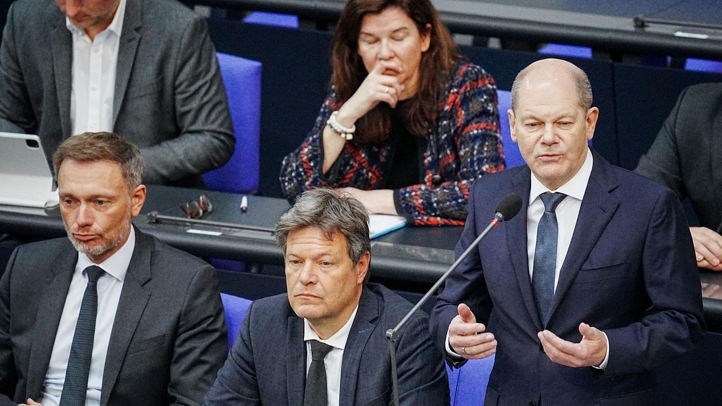 Auch eine Inflationsprämie erhalten sie: Finanzminister Christian Lindner, Vizekanzler Robert Habeck und Bundeskanzler Scholz auf der Regierungsbank (von links). Auch eine Inflationsprämie erhalten sie: Finanzminister Christian Lindner, Vizekanzler Robert Habeck und Bundeskanzler Scholz auf der Regierungsbank (von links).