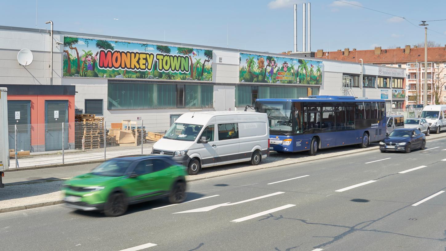 Am Gebäude in der Leyher Straße 80 ist der Schriftzug von Monkey Town bereits zu sehen.