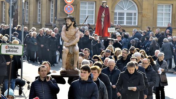 Für das Leiden und Sterben Christi: Gläubige Katholiken bei der Karfreitagsprozession in Neunkirchen